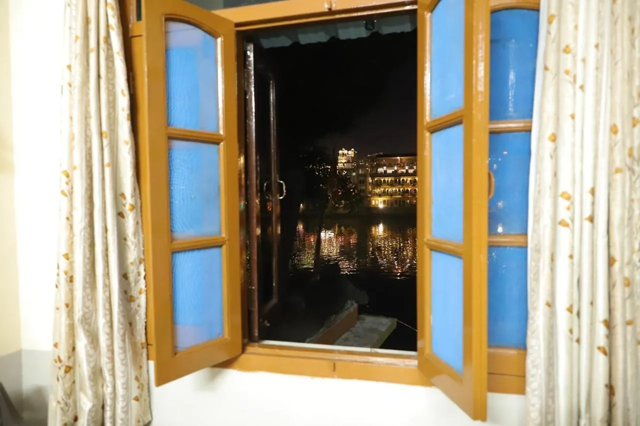 **  Hotel Jheel Kinara Lake View Hotel Udaipur India