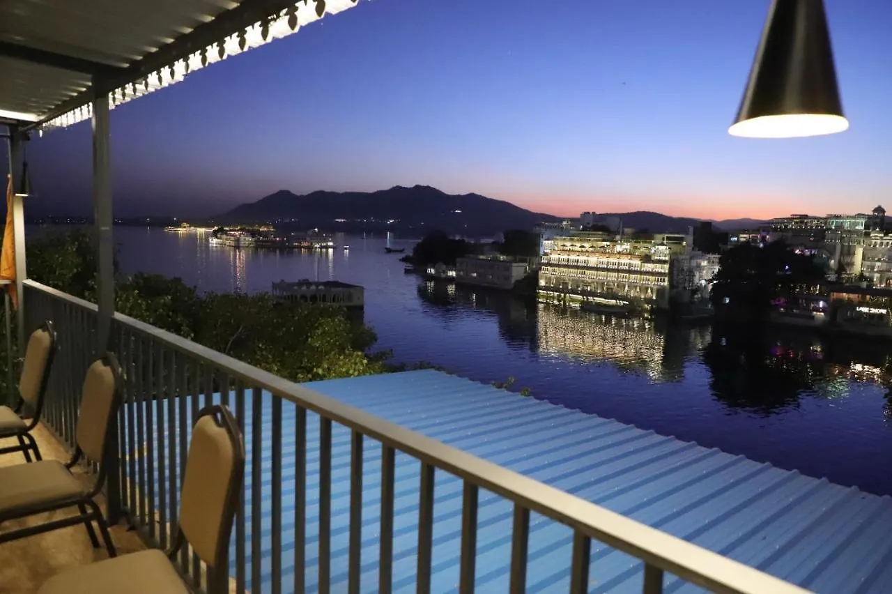 Hotel Jheel Kinara Lake View Hotel Udaipur