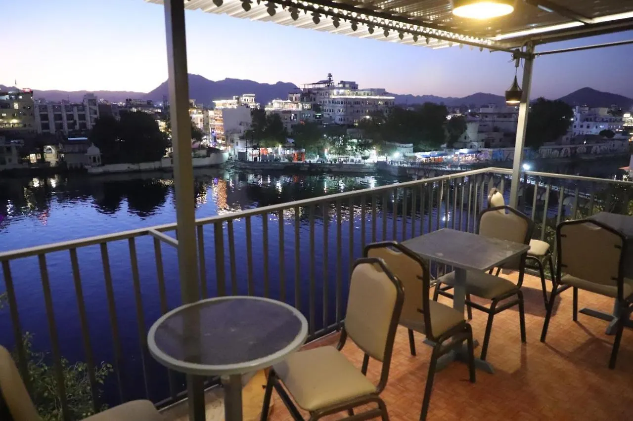 Hotel Jheel Kinara Lake View Hotel Udaipur