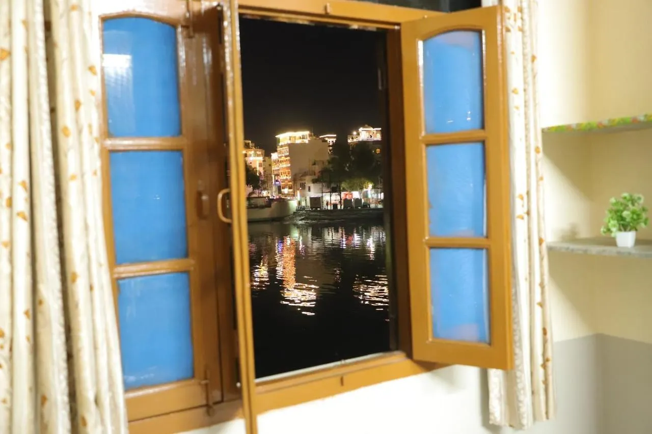 Hotel Jheel Kinara Lake View Hotel Udaipur
