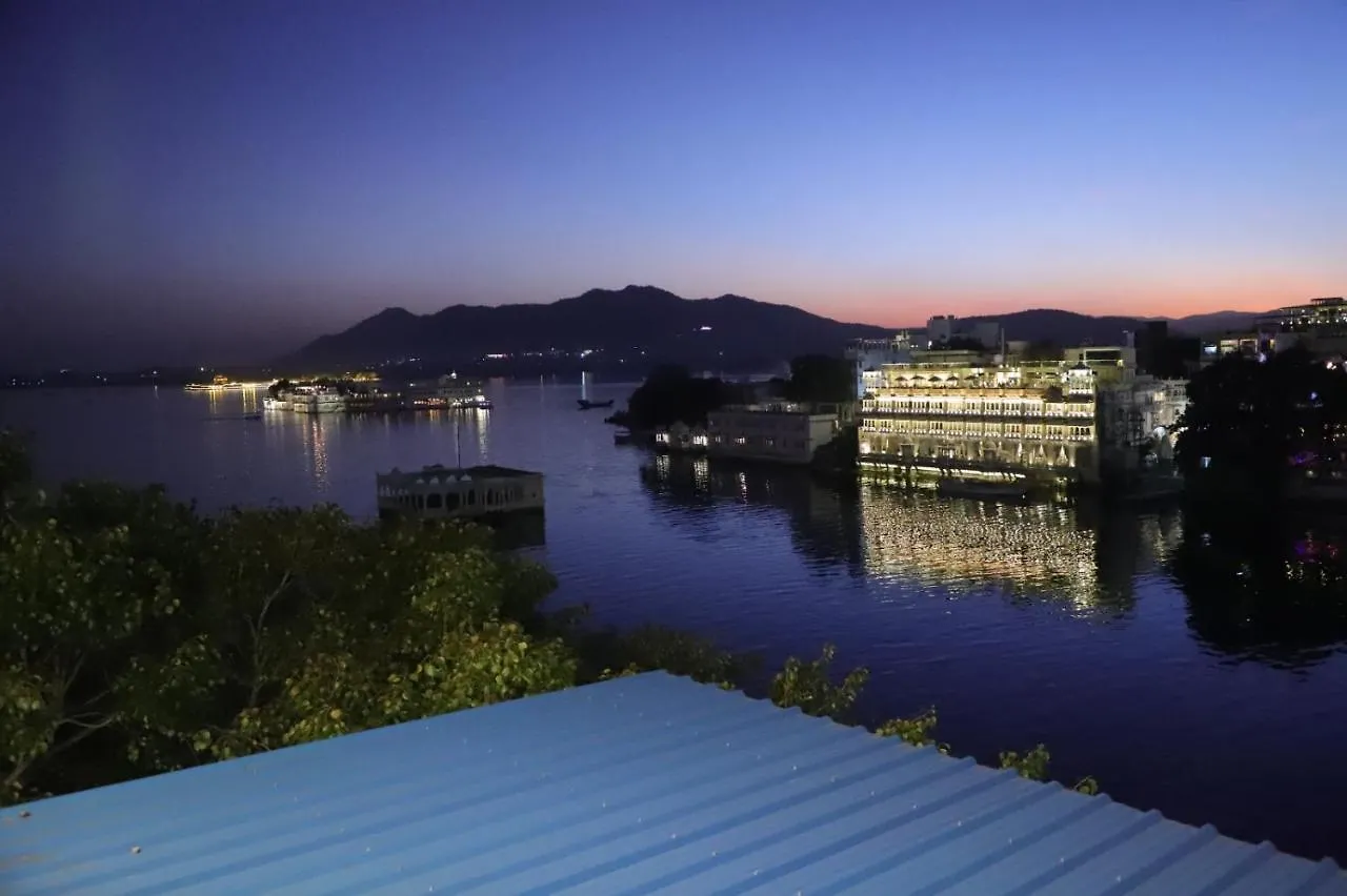 Hotel Jheel Kinara Lake View Hotel Udaipur