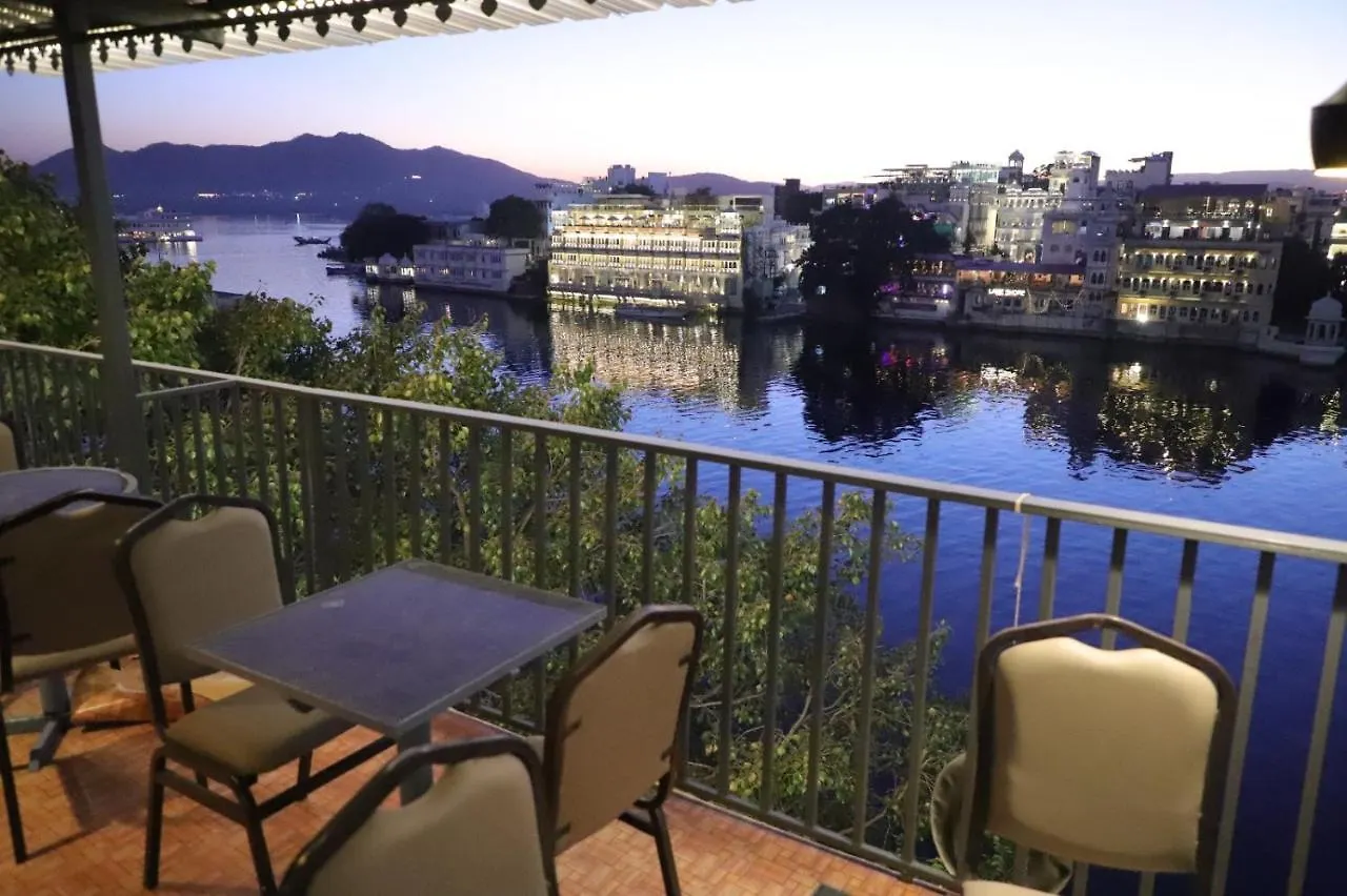 Hotel Jheel Kinara Lake View Hotel Udaipur