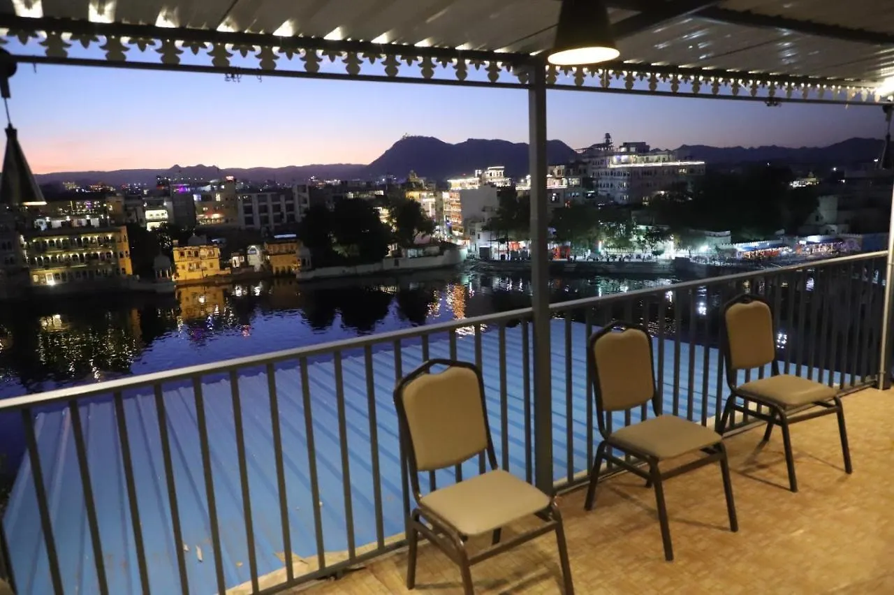Hotel Jheel Kinara Lake View Hotel Udaipur