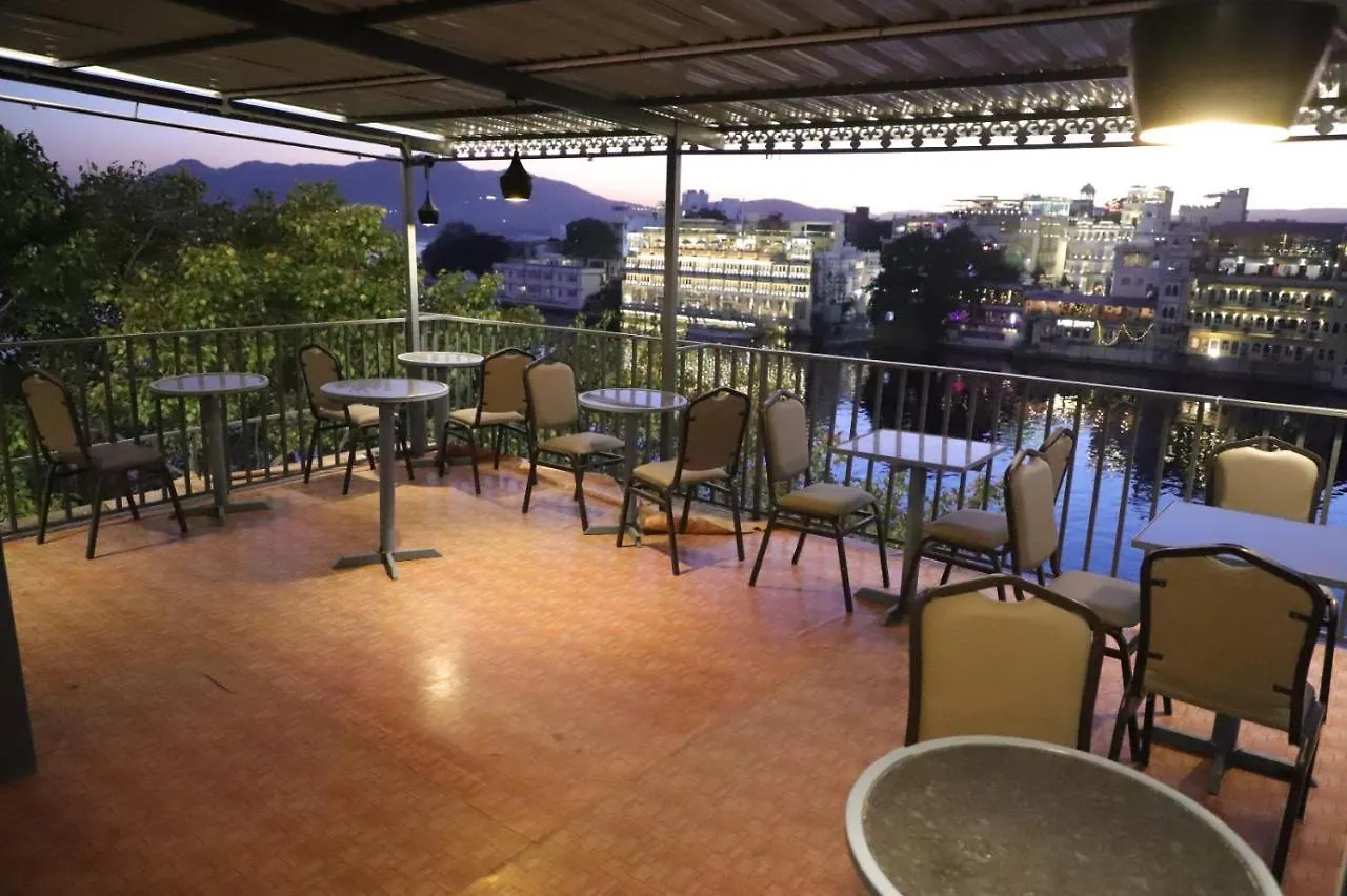 Hotel Jheel Kinara Lake View Hotel Udaipur