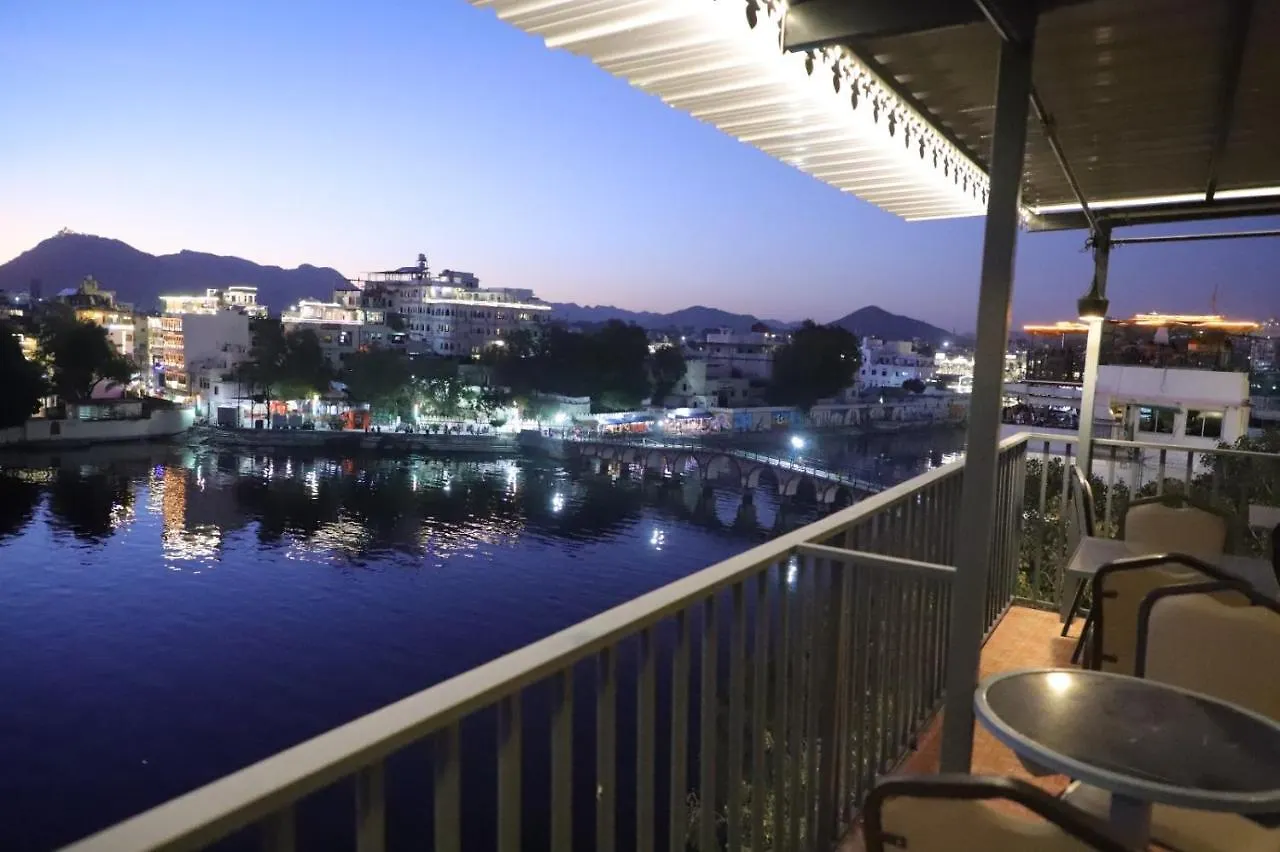 Hotel Jheel Kinara Lake View Hotel Udaipur