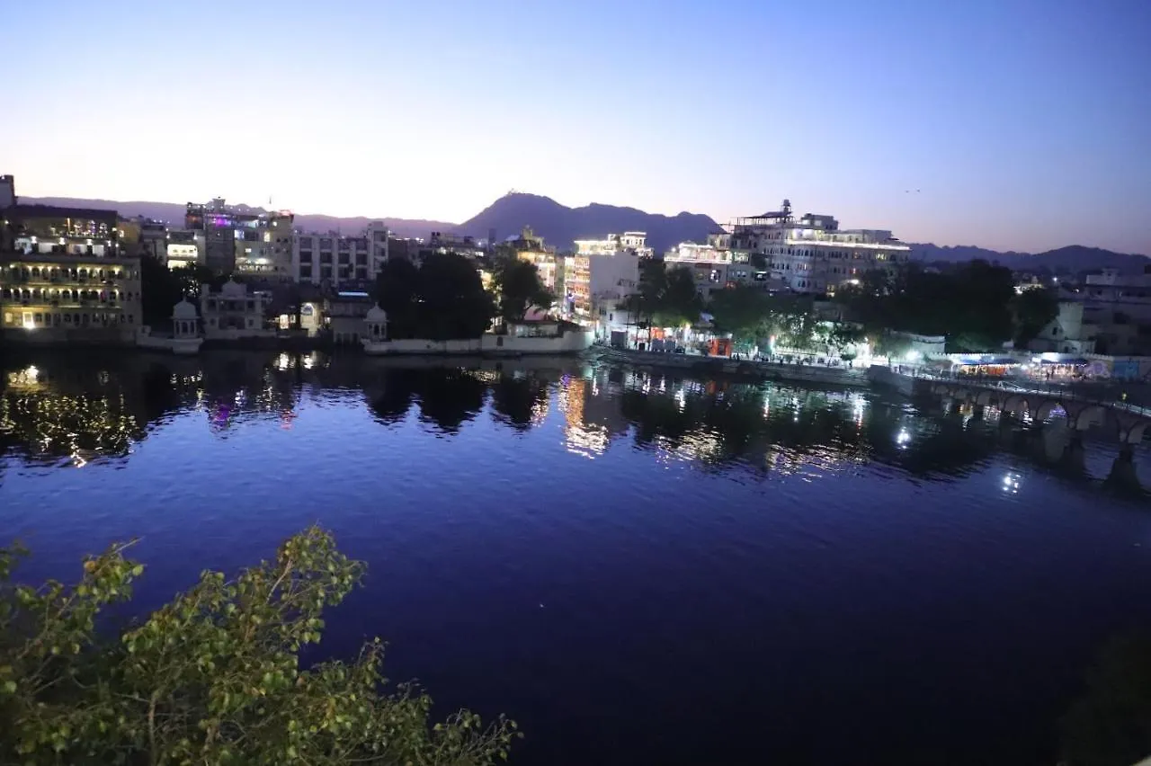 Hotel Jheel Kinara Lake View Hotel Udaipur