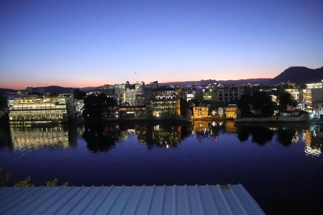Hotel Jheel Kinara Lake View Hotel Udaipur