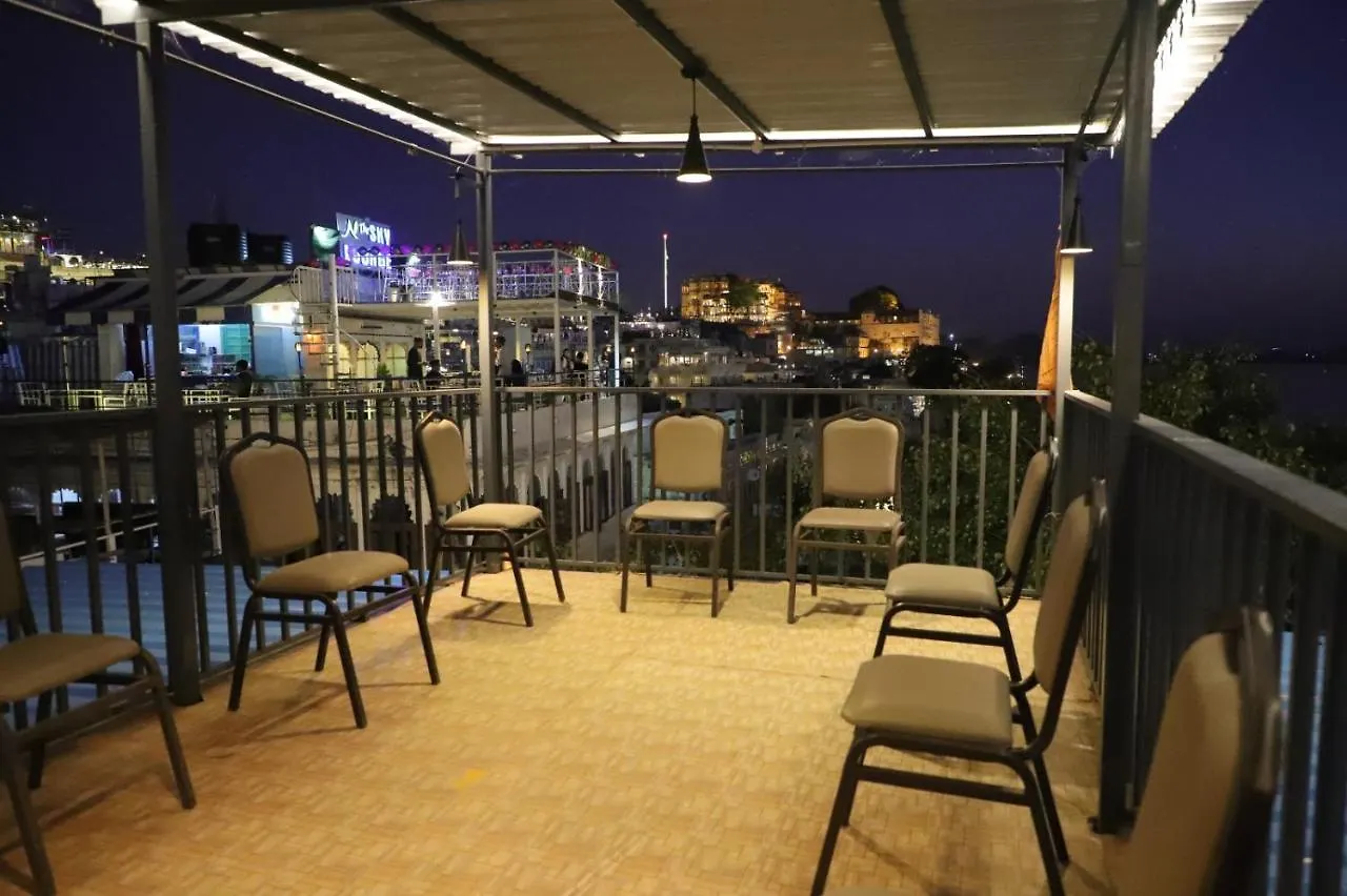 Hotel Jheel Kinara Lake View Hotel Udaipur